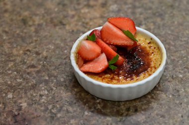 Çilekli kekin yakın plan fotoğrafı.