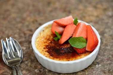 Çilekli ev yapımı puding..