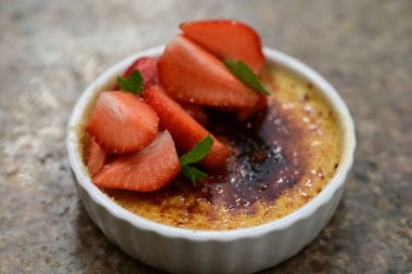 Bir kasede çilekli ve vanilyalı kek