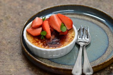 çilek ve nane yapraklı tatlı puding