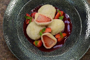 Çilek reçeli ve nane yaprağıyla lezzetli hamur köfteleri.