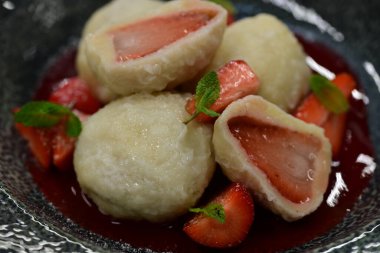 Çilek reçeli ve nane yaprağıyla lezzetli hamur köfteleri.