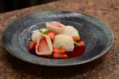 Çilek reçeli ve nane yaprağıyla lezzetli hamur köfteleri.