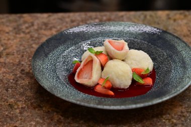 Çilek reçeli ve nane yaprağıyla lezzetli hamur köfteleri.