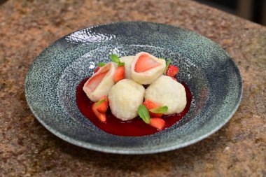 Çilek reçeli ve nane yaprağıyla lezzetli hamur köfteleri.