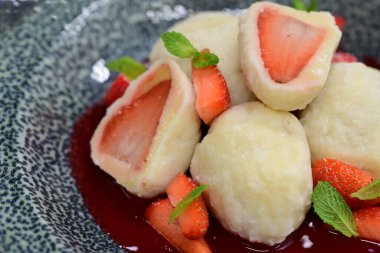 Çilek reçeli ve nane yaprağıyla lezzetli hamur köfteleri.