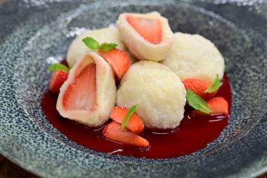 Çilek reçeli ve nane yaprağıyla lezzetli hamur köfteleri.