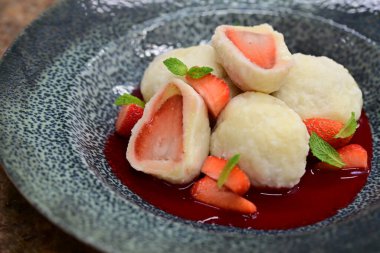 Çilek reçeli ve nane yaprağıyla lezzetli hamur köfteleri.