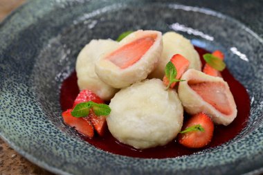 Çilek reçeli ve nane yaprağıyla lezzetli hamur köfteleri.