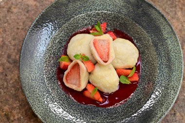 Çilekli ve kremalı lezzetli börekler.