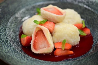 Etli, sebzeli ve baharatlı hamur tatlısı.