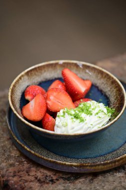 Lezzetli ve lezzetli çilek ve krema