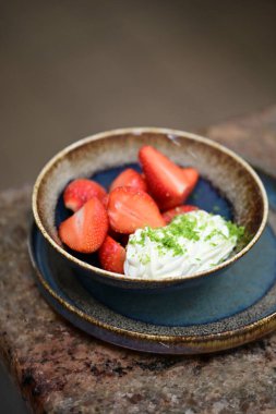 Çilekli krem peynir