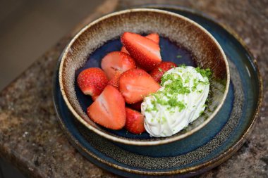 Taze çilek ve dondurma.