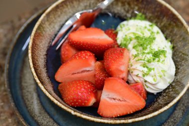 Çilekli ve naneli dondurma.