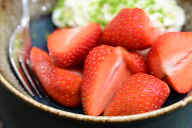 Siyah kasedeki taze çilekler.