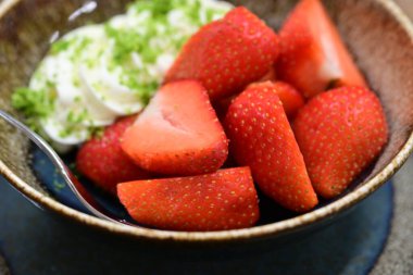 Kremalı taze çilek salatası.