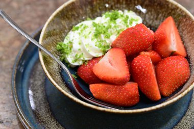 Krem şantili taze çilek.