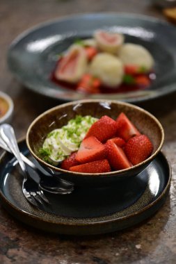 Çilekli ve naneli lezzetli bir tatlı.