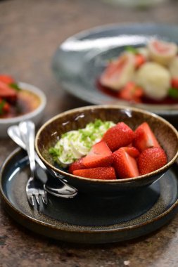 Lezzetli çilekli tatlı.