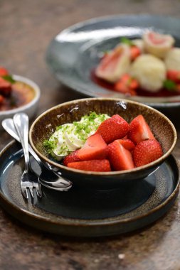 Masanın üzerinde nefis çilekli pasta