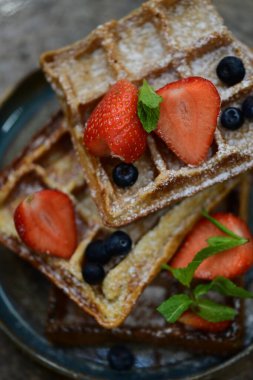 Çilekli taze Belçika waffle 'ı.