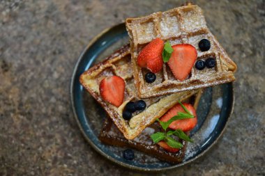 Taze çilek ve yabanmersinli Belçika waffleları