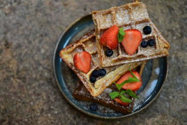Taze yaban mersini ve çikolata soslu Belçika waffleları.