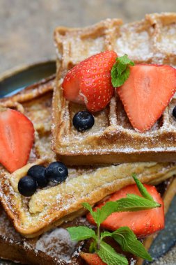 Böğürtlen ve nane yapraklı waffle.