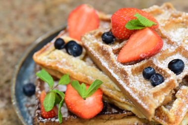 Yaban mersinli ve çilekli lezzetli waffle.