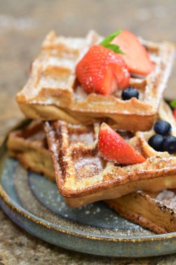 Tahtada çilekli waffle.