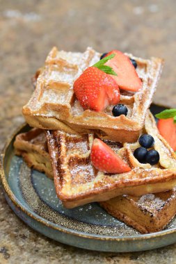 Böğürtlen ve nane yapraklı Belçika waffleları