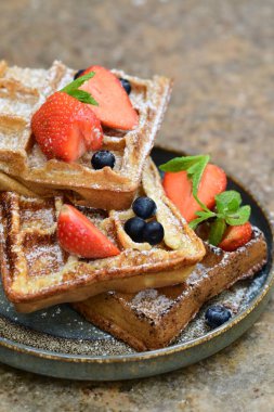 Çilekli ev yapımı waffle.