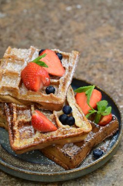 Çikolatalı waffle, çilekli ve yaban mersinli