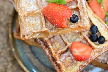 Taze meyve ve çilekli waffle.