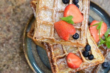 Ev yapımı Belçika waffle çilek ile.