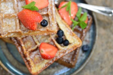 Taze meyve, çilek ve çikolatalı tost..