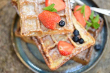 Çilekli waffle ve yabanmersinli