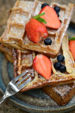 Yabanmersinli Belçika Waffle 'ı ve pudra şekeri.