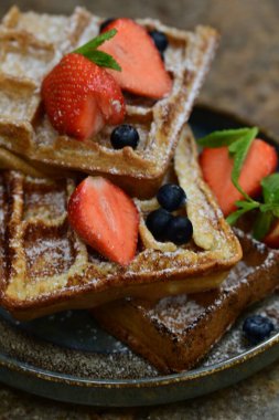 Ev yapımı Belçika waffle 'ı ve yabanmersini.