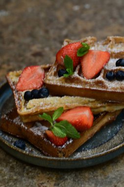 Yaban mersini ile ev yapımı gözleme