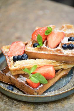 Çilek ve yaban mersinli Belçika waffle 'ı