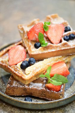 Taze yaban mersini ve çilekli ev yapımı tost.