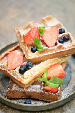 Böğürtlen ve nane yapraklı Belçika waffleları