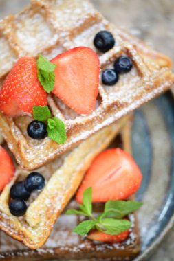 Çilekli taze waffle.