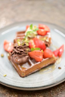 Çilekli ve çikolatalı waffle.