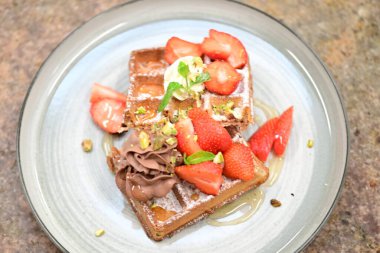 Çilekli çikolatalı pasta