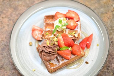 Çilekli çikolatalı pasta.