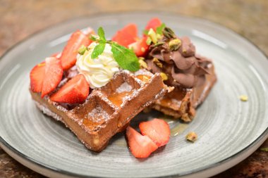 Çilekli ve çikolatalı Belçika waffleları