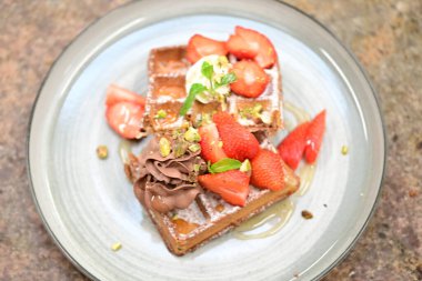 Çilekli çikolatalı pasta.